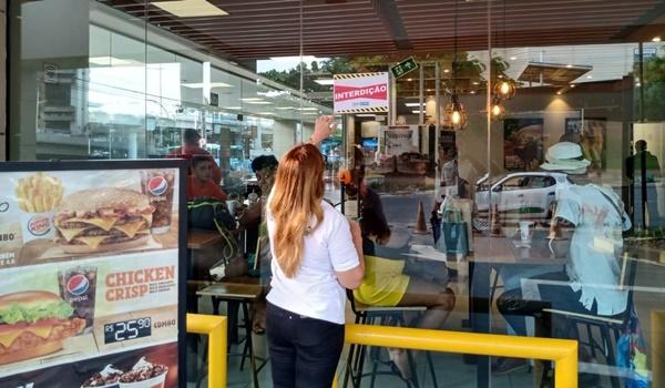 Lanchonete na Av. ACM é interditada por causar aglomeração com promoção; "vassoura-thru"