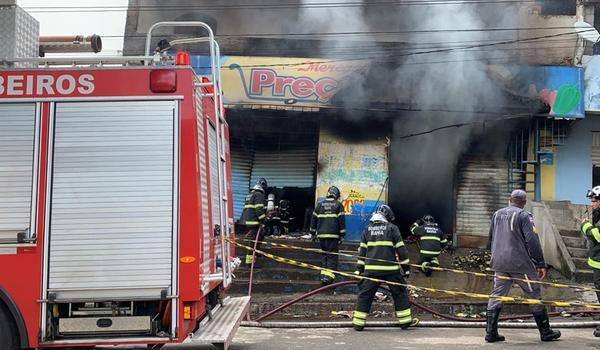 Incêndio deixa mercadinho parcialmente destruído na manhã desta quinta-feira, em Simões Filho 