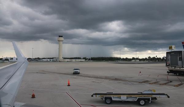 Avião com Bolsonaro não pousa na Bahia por mau tempo e rota acaba desviada; "falta de teto", diz presidente 