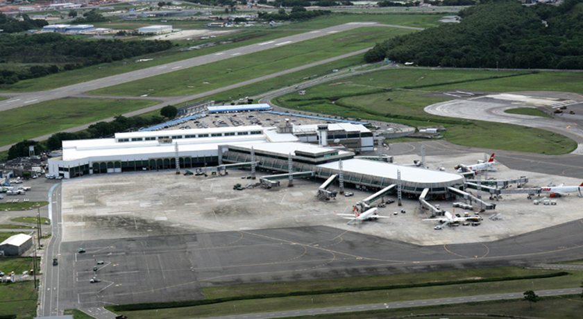 Buraco na pista faz Infraero interditar aeroporto de Salvador