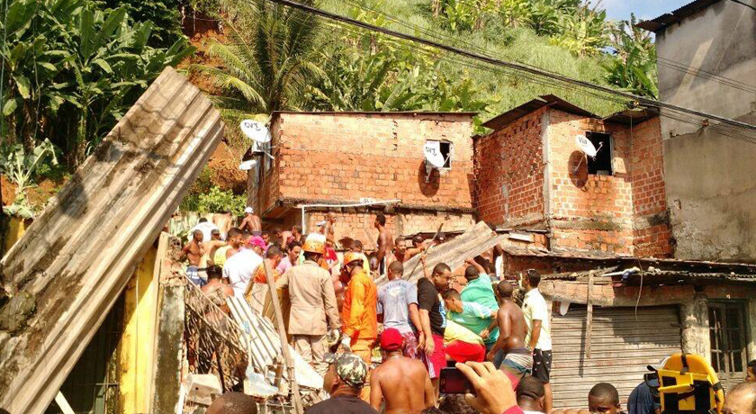 Moradores ficam soterrados após deslizamento atingir casas na Baixa do Fiscal