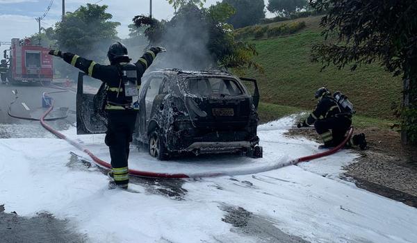 Carro pega fogo na Paralela e deixa trânsito congestionado; pane pode ter provocado incidente 