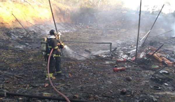 Fábrica que explodiu em Simões Filho tinha 290 kg de fogos de artifícios; um funcionário ficou ferido