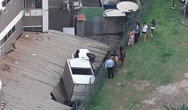 Caminhonete cai em campus de universidade em Salvador; veículo estava em condomínio ao lado