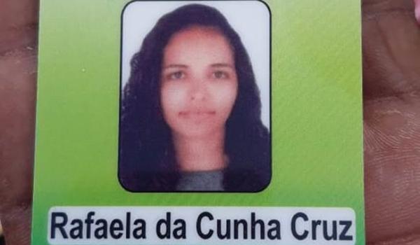 A caminho da faculdade, estudante de enfermagem morre e amiga fica ferida após moto ser atingida por van em Feira 