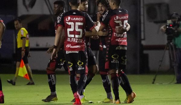 Em noite de 'apagão' fora de campo, Vitória vence Figueirense  e respira na luta contra o Z4 da Série B