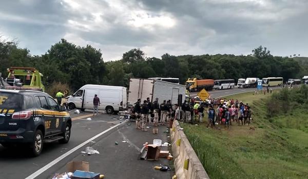 Vídeo: indígenas saqueiam carga de caminhão acidentado, pisoteiam vítima fatal e agridem PRFs