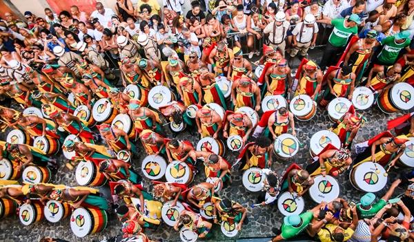 Banda Olodum anuncia show no TikTok com distribuição de 170 cestas básicas para músicos da instituição