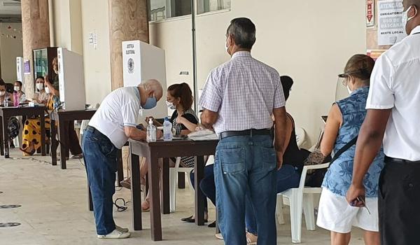 Com voto facultativo, idosos comparecem para votar mesmo com pandemia; "nem pensei em deixar" 