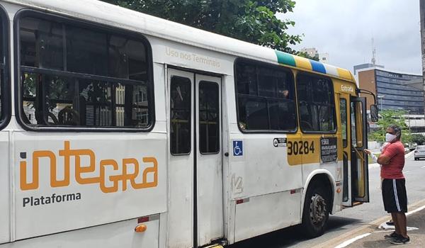 Ônibus circulam vazios perto dos locais de votação em Salvador 