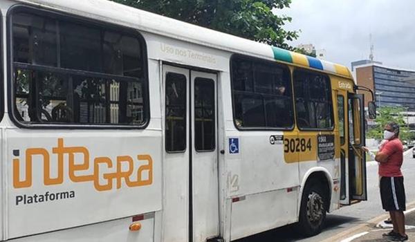 Motorista é baleado durante assalto a ônibus em Salvador; estado de saúde é estável