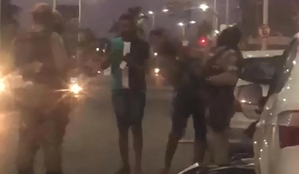 Vídeo: PM agride motociclista e joga veículo no chão durante abordagem em Itapuã; "você é ladrão"