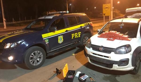 PRF acha 20 quilos de cocaína com motorista de carro que tentou fazer manobra proibida na Bahia 