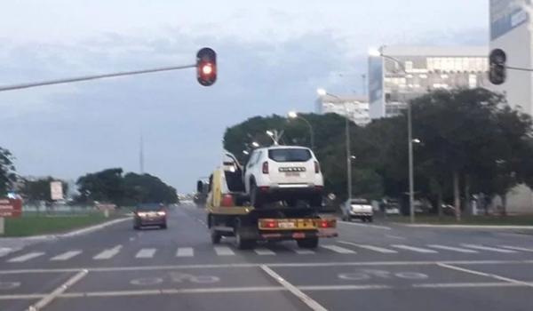 Carro é lançado no espelho d'água do Ministério da Justiça; esquadrão antibombas foi acionado 