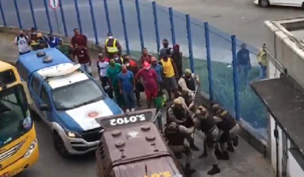 VÍDEO: homem é abordado por PMs na Estação Pirajá e populares reclamam; "bandidos aí e vocês não fazem nada"