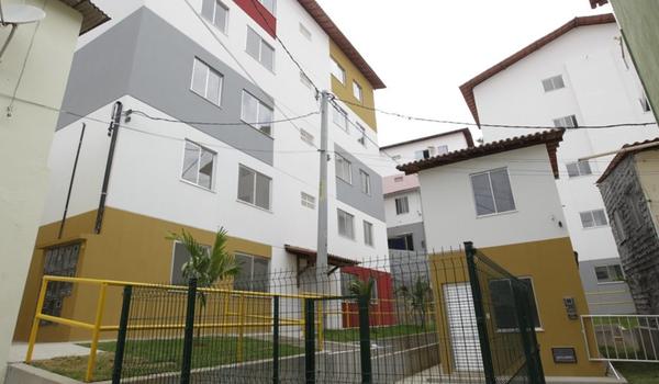 Casas são entregues a 54 famílias carentes do bairro Costa Azul nesta quarta-feira; investimento supera os R$ 6 milhões 