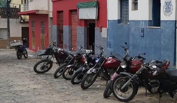 Dez suspeitos de fazerem "racha" de motos são detidos no interior da Bahia e tem veículos confiscados