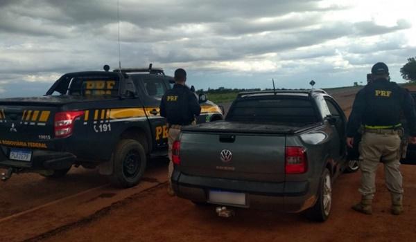 Dupla é presa duas horas após roubar carro de conhecido na Bahia; suspeitos usaram facão