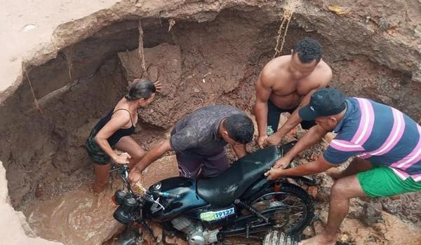 Motocicleta é "engolida" por cratera em Luís Eduardo Magalhães; buraco se formou por causa da chuva