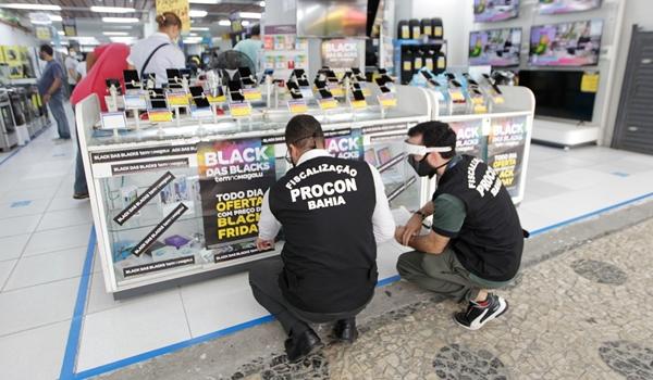 Black Friday: Procon fiscaliza lojas na Avenida Sete; multas variam de R$ 400 a R$ 6 milhões