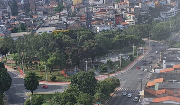 Jovem é baleado na cabeça na rotatória da Avenida Garibaldi; polícia investiga autoria e motivação do crime 