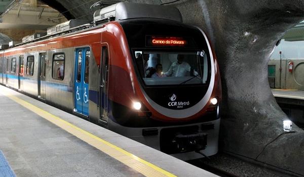 Em manhã chuvosa, usuários reclamam de ?lentidão? na linha 1 do metrô de Salvador; "só Jesus na causa!"