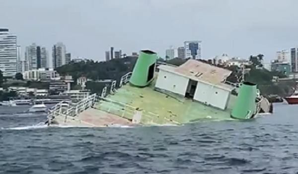 Ferry Agenor Gordilho é afundado na Baía de Todos os Santos; confira o momento da submersão