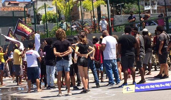 Manifestantes protestam em frente a supermercado de Salvador por morte de homem negro no RS