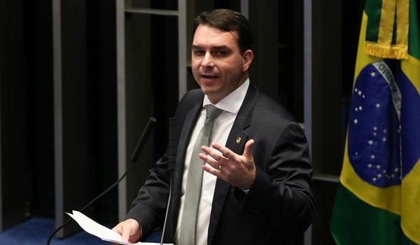 MP acusa Flávio Bolsonaro de omitir investimentos em ações, que totalizam R$ 90 mil 