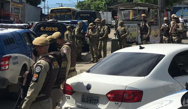 Vídeo! PM é atacada por grupo que tinha granada e coletes em Valéria; Graer e Rondesp são chamados 