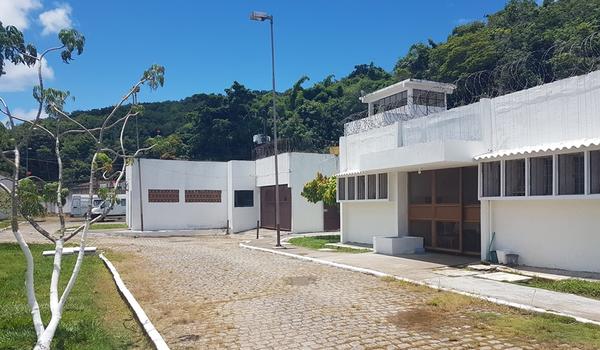 Detentos quebram parede e fogem de presídio utilizando corda artesanal em Ilhéus; três não conseguiram escapar 