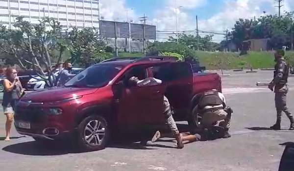 Vídeo: dupla é presa em estacionamento de supermercado na Paralela após roubar carro no bairro do Itaigara 