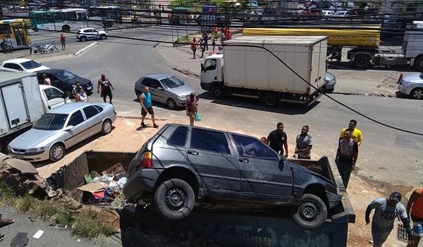 VÍDEO: motorista perde direção do veículo e cai sobre caçamba de lixo no Largo do Tanque