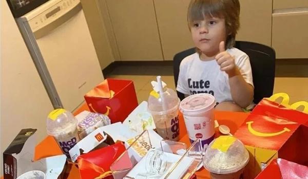 Criança de 3 anos usa cartão da mãe escondido,  gasta R$ 400 em lanches e reclama; "não veio o minion" 