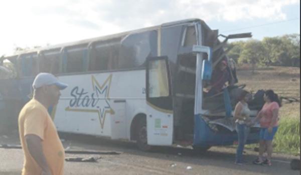 Sobe para 40 número de mortos em acidente entre ônibus e caminhão em São Paulo