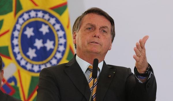 Vídeo: questionado sobre prorrogação do auxílio emergencial, Bolsonaro diz: "pergunta para o vírus"