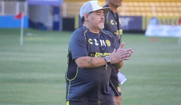 Funcionário de funerária é demitido após tirar foto ao lado do corpo de Maradona