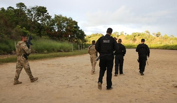 Quinze integrantes do "BDM" e "Tropa do A" têm mandados cumpridos na Bahia; facções são rivais 