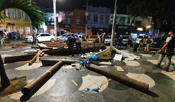 VÍDEO: estrutura de barraca desaba no Largo da Dinha, no Rio Vermelho