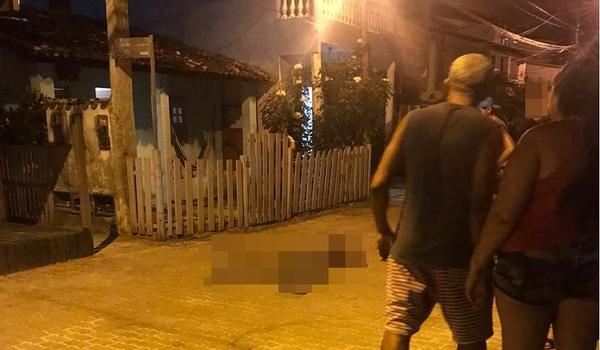 Homem é executado a tiros na Vila turística de Praia do Forte; local não tinha homicídio há quatro anos