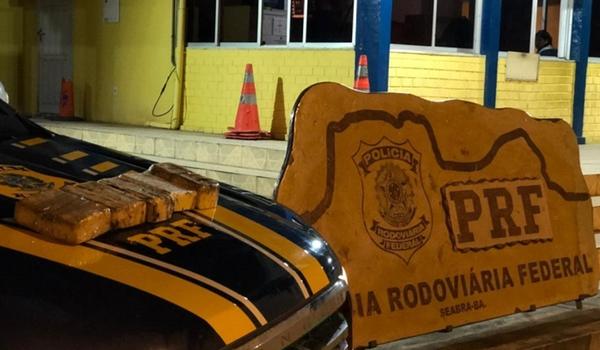 Jovem de 22 anos que levaria cocaína para Feira de Santana é presa pela PRF 