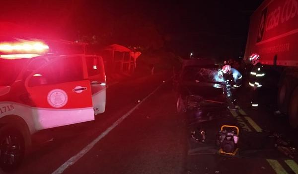 Motorista morre após acidente envolvendo carro de passeio e caminhão na Bahia