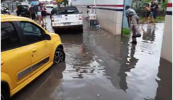 Feira de Santana tem votação tranquila e sem aglomerações; chuva, no entanto, 'atrapalha'