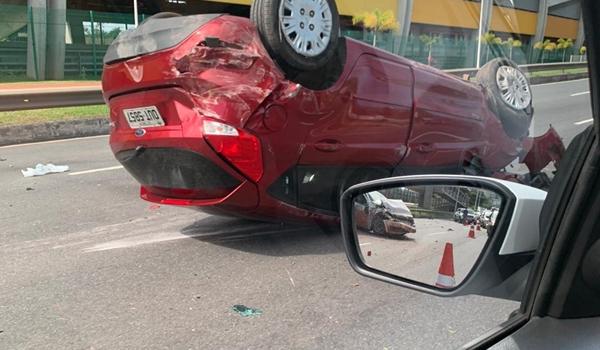 Carro capota na Paralela e deixa pelo menos dois feridos, diz polícia 