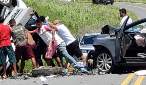 Três pessoas morrem após colisão frontal entre dois veículos de passeio no interior da Bahia