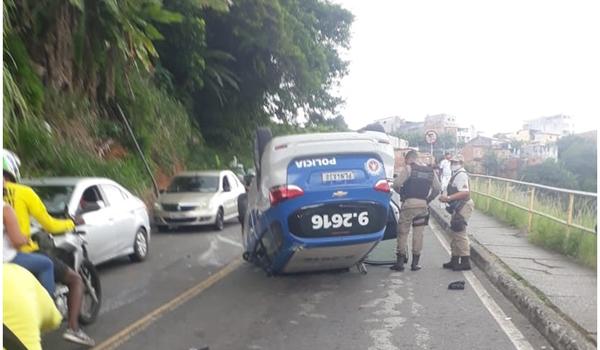 Brotas: viatura da PM capota após condutor perder controle da direção do veículo; trânsito fica intenso na região