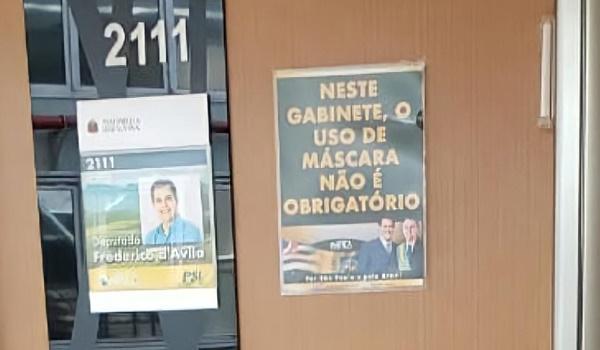 Deputado cria cartaz dizendo que máscara não é obrigatória em seu gabinete; Eduardo Bolsonaro também vai aderir