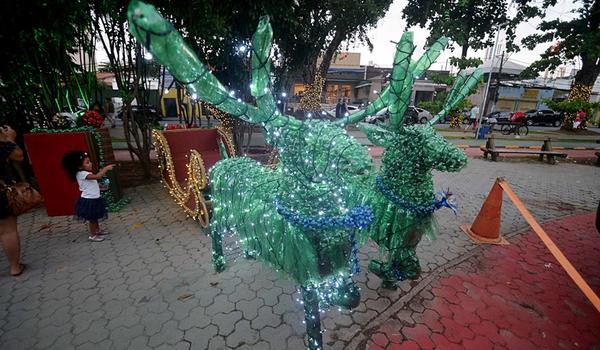 Garrafas PET são usadas na decoração de Natal da Pituba, Barra, Rio Vermelho e Barroquinha