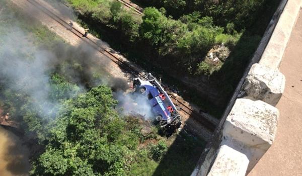 Vídeo: ônibus cai de viaduto em cima de linha do trem em Minas Gerais e deixa ao menos 14 mortos