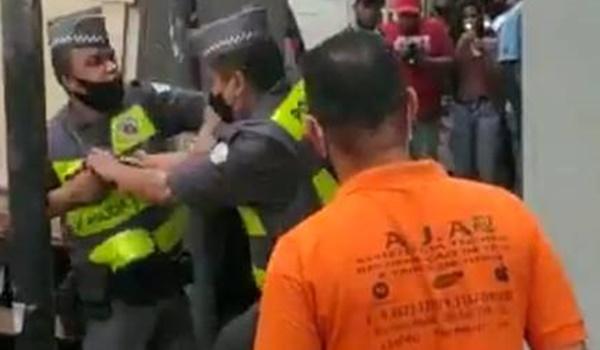 Policiais militares brigam no meio da rua e cena viraliza nas redes sociais; veja vídeo